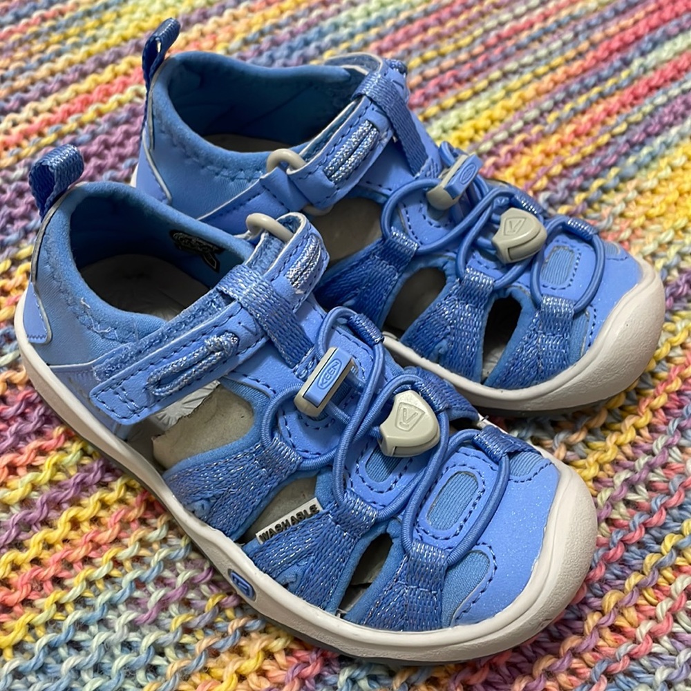 KEEN NWT toddler girl size 8 blue shimmer Moxie sandals with velcro strap.